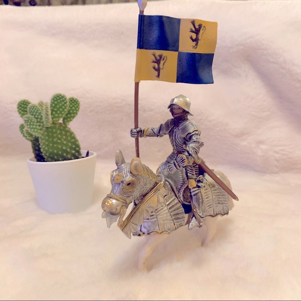 SCHLEICH SILVER KNIGHT AND HORSE SET